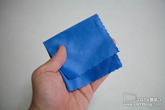 A Microfiber cloth suitable for TV screen cleaning