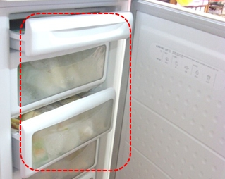 Закрыли в морозильной камере. Дверь морозильной камеры. Дверца морозилки DEXP. Дверь морозильной камеры холодильника. Дверь морозильной камеры LG.